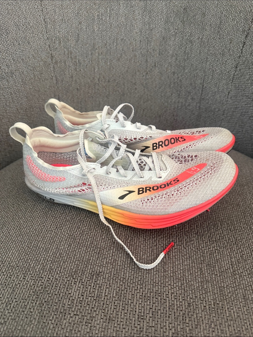 Brooks mens Gray & coral Gradient Running spikes